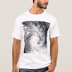 Tropische Sturm-Jade, die an Land über Madagasc T-Shirt