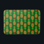 Tropische Weihnachtsananas Warm Xmas Holiday Gre Badematte<br><div class="desc">Ein tropischer Ananas in den Ferien grün und rot für warme Wetterferien und Strand Weihnachten.</div>