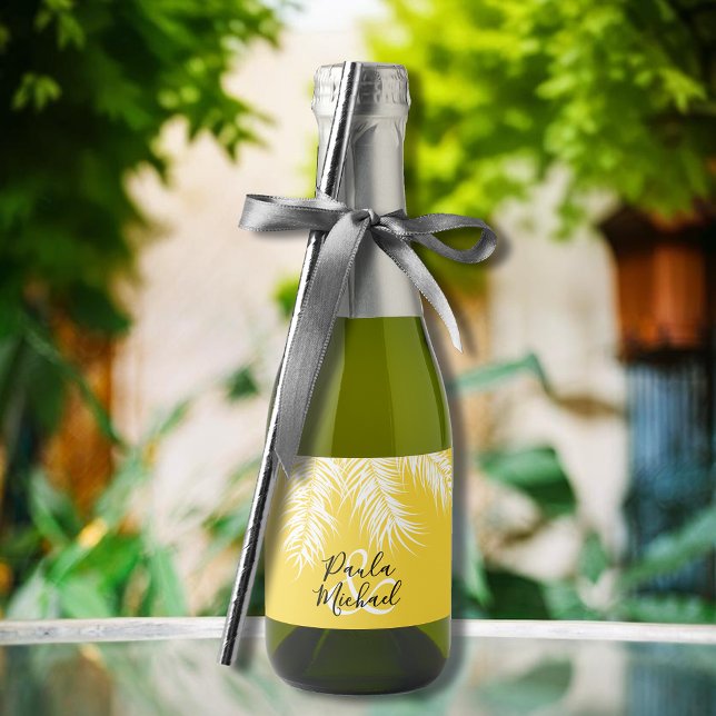 Tropische weiße Palmen auf hellgelben Mini (White palm tree fronds on yellow mini sparkling wine labels personalized for your wedding)