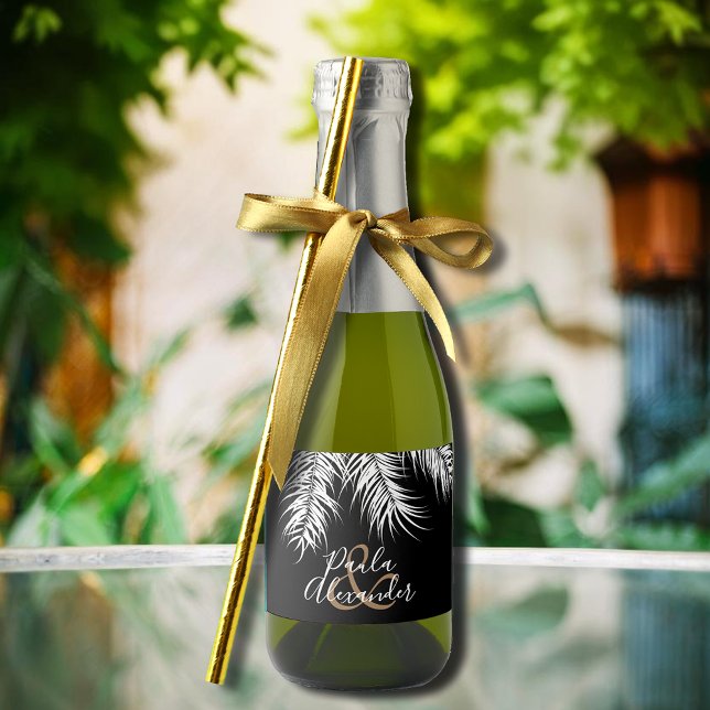 Tropische weiße Palmen auf schwarzem Hintergrund M (White palm tree fronds on black  mini sparkling wine labels personalized for your wedding)