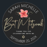 Tropischer Bat Mitzvah Black Gold Floral Watercolo Runder Aufkleber<br><div class="desc">Seien Sie stolz, freuen Sie sich und feiern Sie diesen Meilenstein Ihres Lieblings-Bat Mitzvah, wenn Sie diesen raffinierten, personalisierten Aufkleber verwenden! Eine stilvolle, atemberaubende, farbenfrohe, tropische Blume der Plumeria, Imitate goldgeschriebene Schrift, Star of David und Glitzer Punkte, zusammen mit dem weißen, modernen Sans Serif Typ, überlagern einen dramatischen schwarzen Hintergrund....</div>