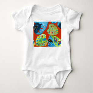 Tropischer Chic: Nahtloses Muster aus Blattwerk. Baby Strampler