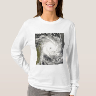 Tropischer Cyclone Ivan über Madagaskar T-Shirt