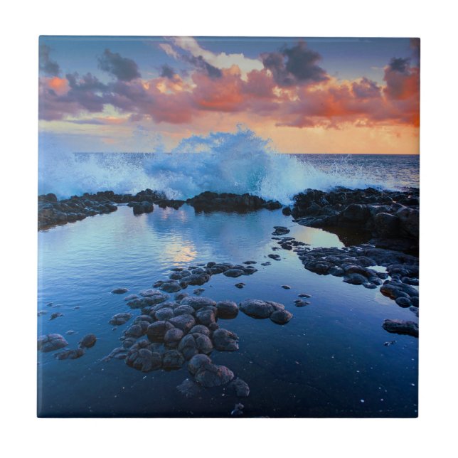 Tropischer Felsstrand Sonnenuntergang Meereswelle Fliese (Vorderseite)