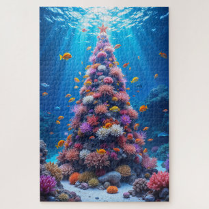 Tropischer Fisch, der um den Weihnachtskorallenbau