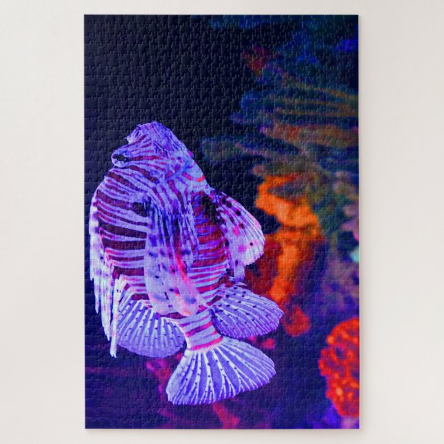 Tropischer Fisch in einem Aquarium. (Vertikal)