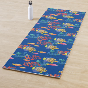 Tropischer Fisch und Korallen auf blau Yogamatte