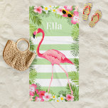 Tropischer, grüner Flamingo-Individuelle Name Strandtuch<br><div class="desc">Dieses personalisierte Badetuch im Sommer ist mit einem hübschen rosa Flamingo,  üppigen tropischen Blätter aus Palmen,  Blume aus Hibiskus und weißen Streifen an der Küste ausgestattet. Lebhafte Farben sind Rosa,  Magenta,  Gelb,  Minze und Grün. Personalisieren Sie den benutzerdefinierten Text mit einem Namen.</div>