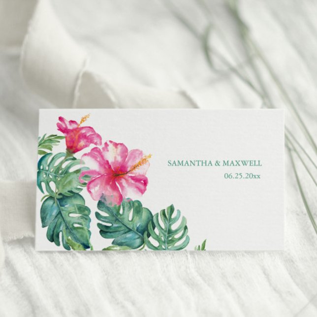 Tropischer Hibiskus & Wasserfarbenwelt Hochzeit Platzkarte (Destination wedding pink hibiscus flowers and monstera palm leaves art by Victoria Grigaliunas)