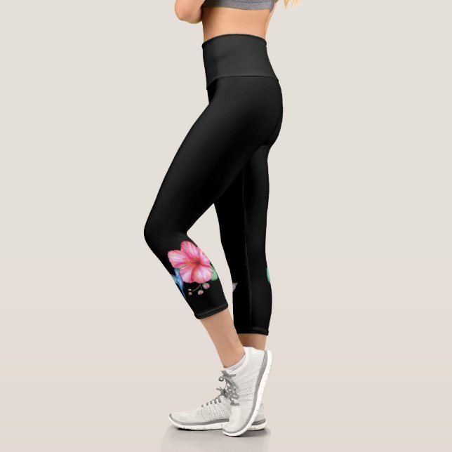 Tropischer Hummingbird-Schwarz Capri Leggings (Links)