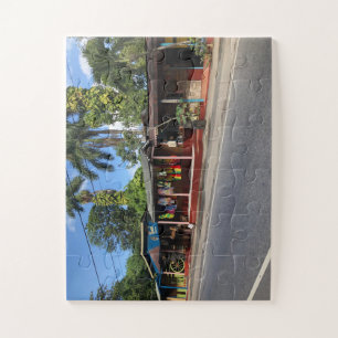 Tropischer Kunsthandwerkermarkt am Straßenrand