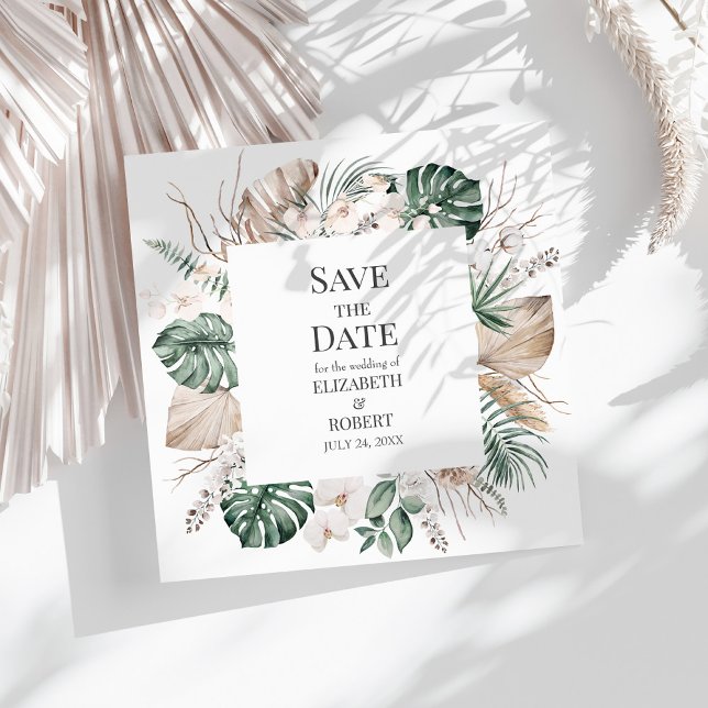 Tropischer Orchid und Monstera Save the Date Karte (Tropical Orchid and Monstera Save the Date Card on a sunny white table.)