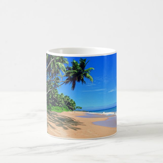 Tropischer Paradiesstrand und palmtrees Tasse (Mittel)