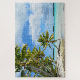 Tropischer pazifischer Strand mit Palmen