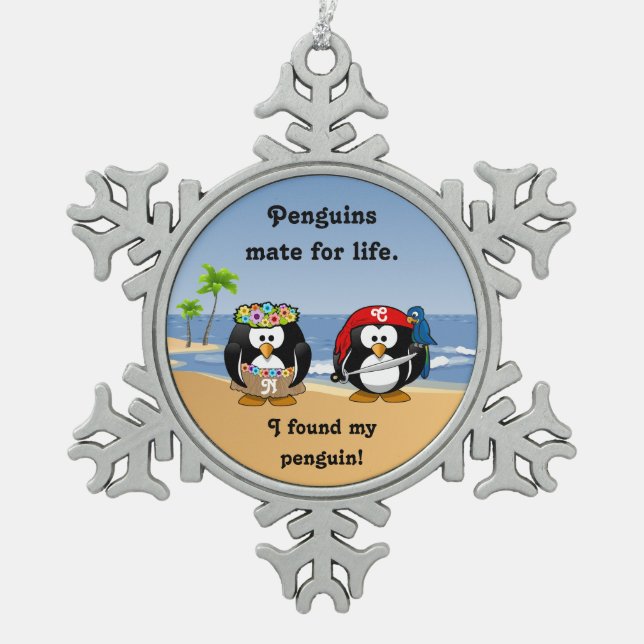 Tropischer Pinguin-Paare Hula Piraten-Insel-Strand Schneeflocken Zinn-Ornament (Vorderseite)