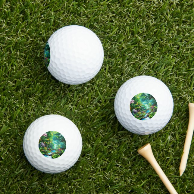 Tropischer Regenwald mit Bäumen und Blume Golfball (Insitu Gras)
