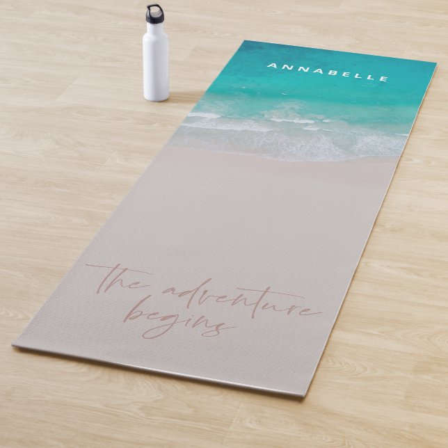 Tropischer Sandstrand Ozean das Abenteuer beginnt Yogamatte (Beispiel)