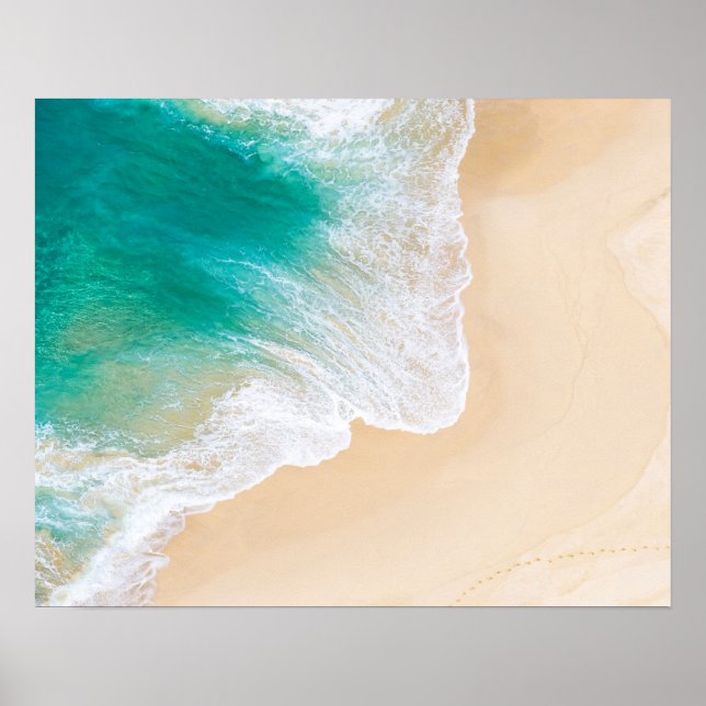 Tropischer Sandstrand - Wellen - Drohnenbild Poster (Vorne)