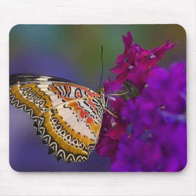 Tropischer Schmetterling auf violetten Blumen Mousepad (Vorne)