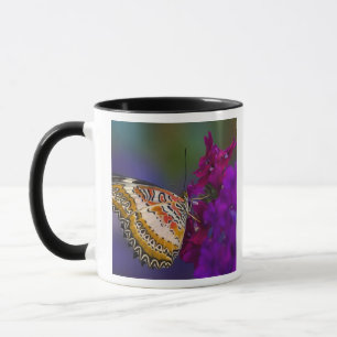 Tropischer Schmetterling auf violetten Blumen Tasse