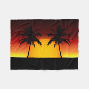Tropischer Sonnenuntergang mit Palmen Fleecedecke