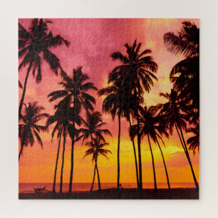 Tropischer Sonnenuntergang: Silhouette in Palm.