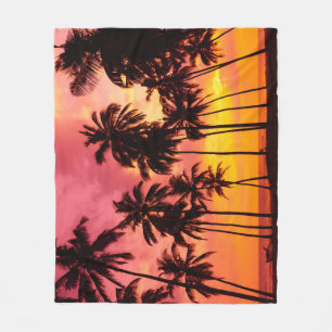 Tropischer Sonnenuntergang: Silhouette in Palm. Fleecedecke