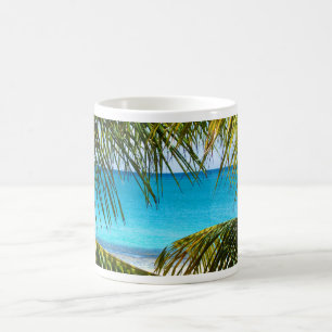Tropischer Strand gerahmt mit Palmfronten Kaffeetasse