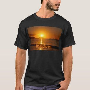 Tropischer Strand in Malediven T-Shirt