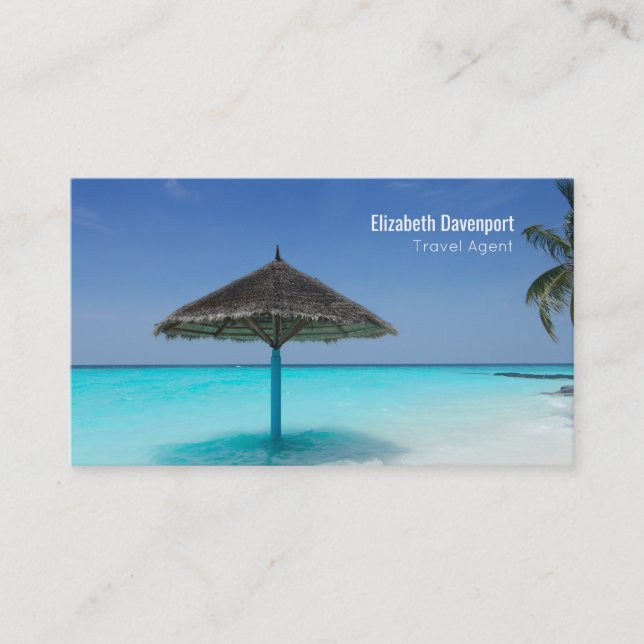 Tropischer Strand mit gedecktem Schirm Visitenkarte (Vorderseite)