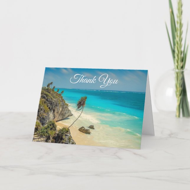 Tropischer Strand mit Palmen, die von Wind gesäumt Dankeskarte (Vorderseite)