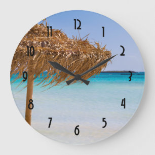 Tropischer Strand mit Strohdach-Schirm Große Wanduhr