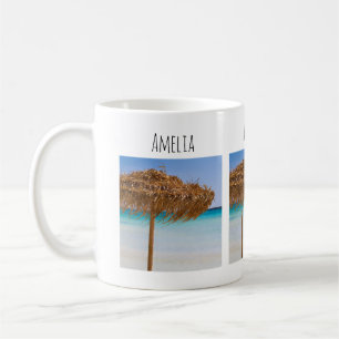 Tropischer Strand mit Strohdach-Schirm Kaffeetasse