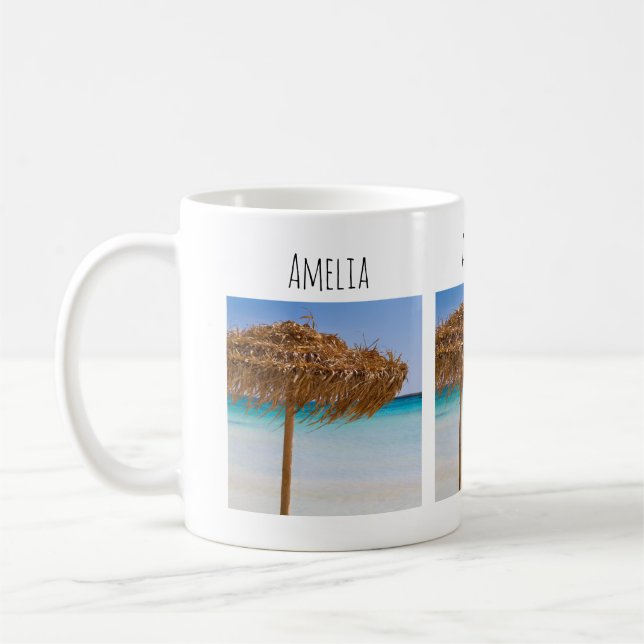 Tropischer Strand mit Strohdach-Schirm Kaffeetasse (Links)