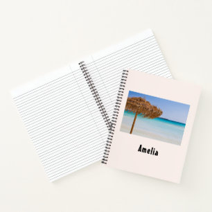 Tropischer Strand mit Strohdach-Schirm Notizbuch