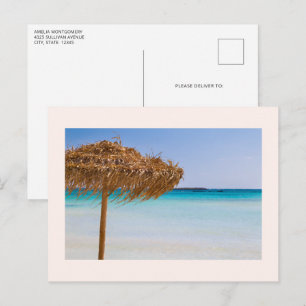 Tropischer Strand mit Strohdach-Schirm Postkarte