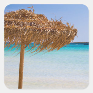 Tropischer Strand mit Strohdach-Schirm Quadratischer Aufkleber