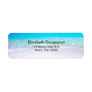 Tropischer Strand mit türkisblauem Meer
