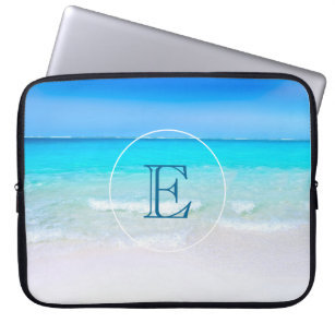 Tropischer Strand mit türkisfarbenem Meer-Monogram Laptopschutzhülle