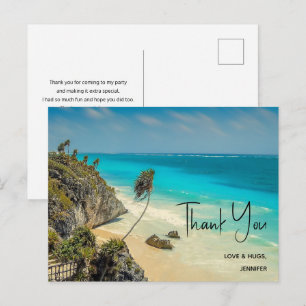 Tropischer Strand mit windgepeitschten Bäumen Dank Postkarte