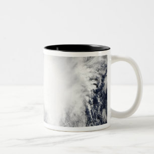 Tropischer Sturm Nida südöstlich Kadena Zweifarbige Tasse