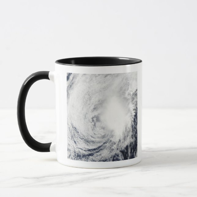 Tropischer Sturm Nida südöstlich von Kadena Tasse (Links)