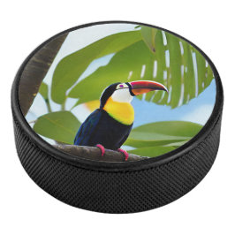 Tropischer Toukan in einem Baum Eishockey Puck