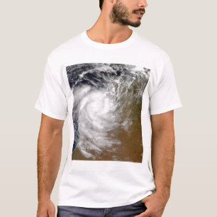 Tropischer Wirbelsturm Magda, die an Land in T-Shirt
