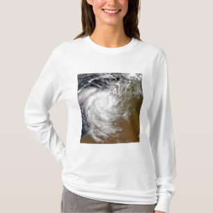 Tropischer Wirbelsturm Magda, die an Land in T-Shirt