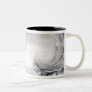 Tropischer Wirbelsturm Nicholas vor Australien Zweifarbige Tasse