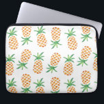 Tropisches Ananas-Muster Laptopschutzhülle<br><div class="desc">Das Design zeichnet sich durch ein tropisches Ananas Muster in sonnigen Aquarellen aus. Zusätzliche Farben und Koordinaten in unserem Shop erhältlich!</div>