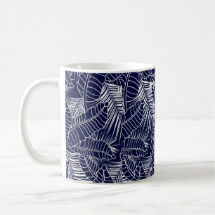 tropisches Blattmuster auf marineblau Hintergrund Kaffeetasse