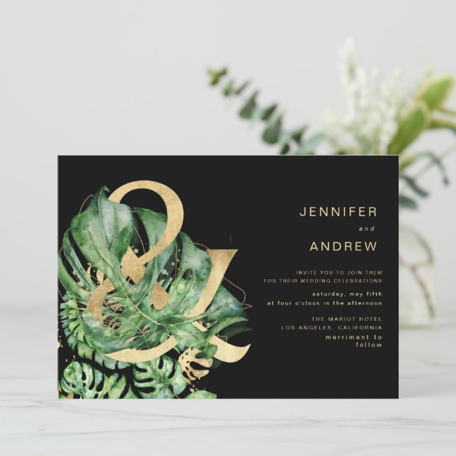 Tropisches goldenes Blattwerk und Hochzeit Einladung (Stehend Vorderseite)
