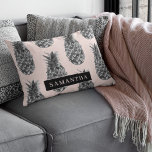 Tropisches Grau-Pink-Ananas-Muster mit Namen Dekokissen<br><div class="desc">Tropisches Grau-Pink-Ananas-Muster mit Namen</div>